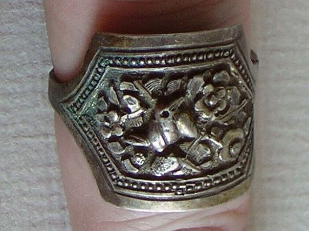 Ring with magpie and plum flowers – (9172)